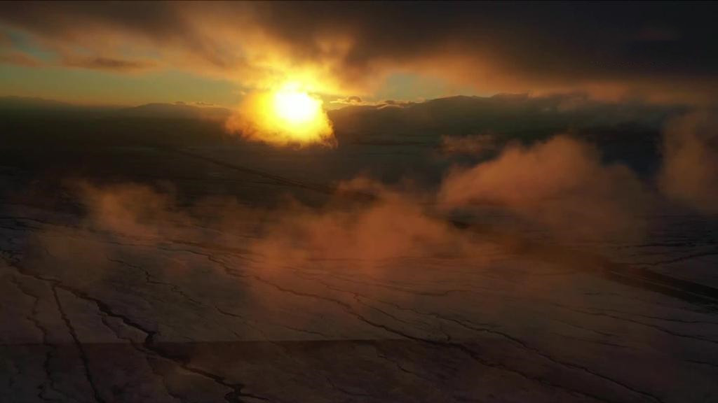 新疆巴音布魯克：雪後草原雲奔霧涌 色彩碰撞如油畫